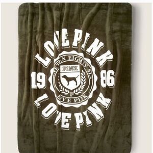 Nwt olive shield logo VS pink fleece throw blanket nwt nip